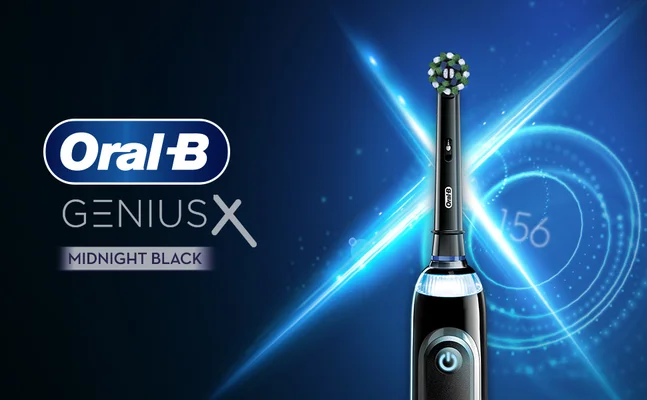 Oral-B Genius X Midnight Black elektrische Zahnbürste mit runder Bürstenkopf-Technologie für eine gründliche Reinigung.