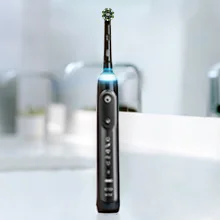 Oral-B iO elektrische Zahnbürste in Schwarz, mit beleuchtetem Display und Bürstenkopf.