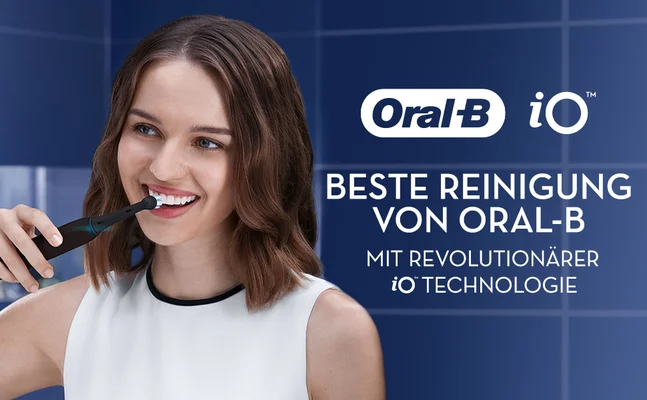A smiling woman brushes her teeth with an Oral-B iO toothbrush, alongside text that reads Oral-B iO BESTE REINIGUNG VON ORAL-B MIT REVOLUTIONÄRER IO TECHNOLOGIE.