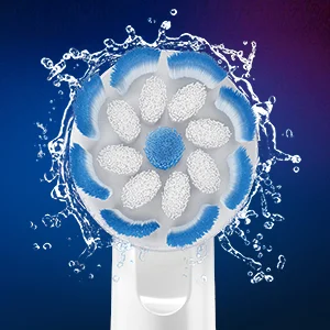 Oral-B Bürstenkopf mit Wasser, der die Reinigungsleistung und Frische hervorhebt.