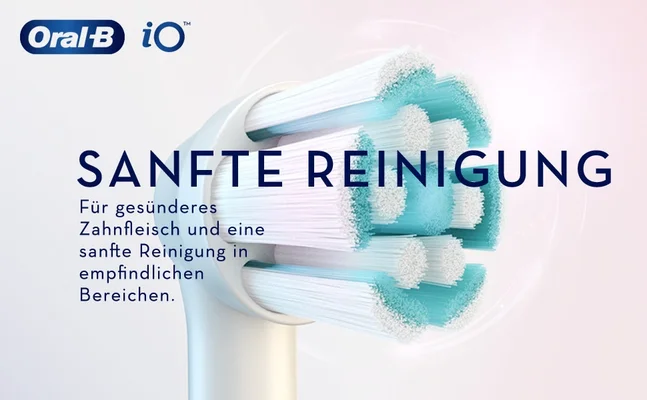 Close up of an Oral-B iO toothbrush head with white and teal bristles and text Oral-B iO SANFTE REINIGUNG Für gesünderes Zahnfleisch und eine sanfte Reinigung in empfindlichen Bereichen.