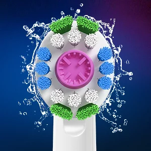 Oral-B iO Aufsteckbürste mit Borsten in verschiedenen Farben und einem Spritzer Wasser, der die gründliche Reinigung hervorhebt.