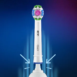 Oral-B iO Aufsteckbürste, die die einfache Befestigung am Handstück mit Pfeilen verdeutlicht.
