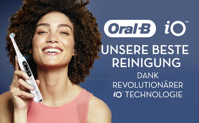 Smiling woman holding an Oral-B iO toothbrush with the text Oral-B iO UNSERE BESTE REINIGUNG DANK REVOLUTIONÄRER iO TECHNOLOGIE.