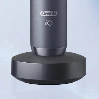 Oral-B iO elektrische Zahnbürste in Grau auf der magnetischen Ladestation.