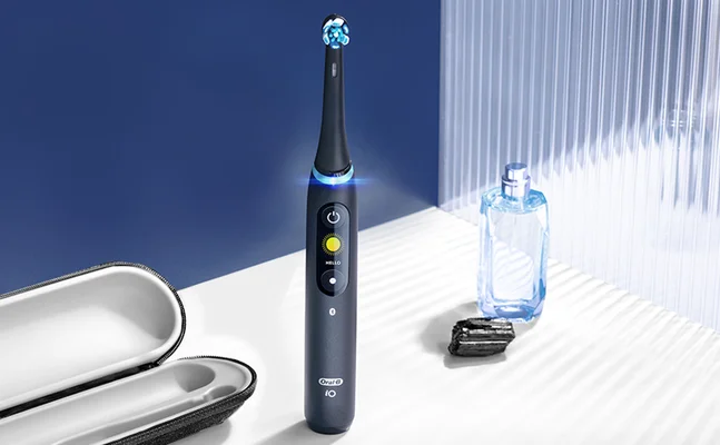 Oral-B iO elektrische Zahnbürste in Schwarz, mit beleuchtetem Display und zugehörigem Reiseetui.