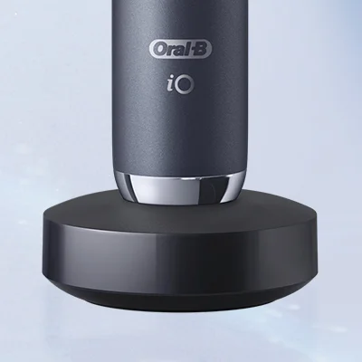 Oral-B iO elektrische Zahnbürste auf der Ladestation, bereit für die nächste Reinigung.