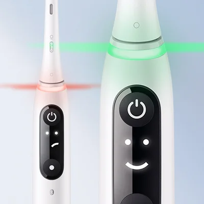 Oral-B iO Zahnbürste mit interaktivem Display, das ein Smiley-Gesicht für positives Feedback nach dem Zähneputzen anzeigt.