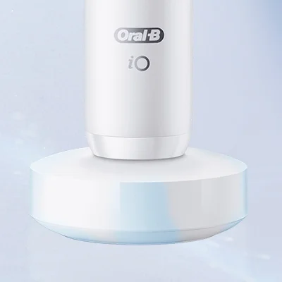 Oral-B iO elektrische Zahnbürste auf der Ladestation, bereit für die nächste Anwendung.