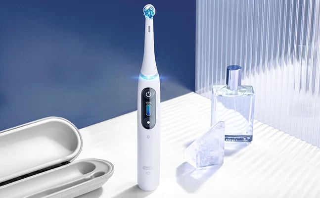 Oral-B iO elektrische Zahnbürste, weiß, mit Ladestandsanzeige und Reiseetui.