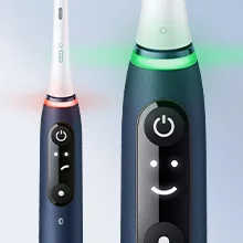 Oral-B iO Zahnbürste mit interaktivem Display, das ein trauriges oder lächelndes Gesicht zur Anzeige des Putzergebnisses anzeigt.