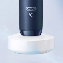 Oral-B iO elektrische Zahnbürste in Blau, auf der magnetischen Ladestation.