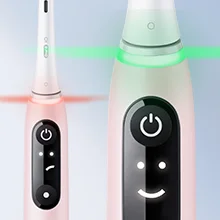 Oral-B Zahnbürste mit roter und grüner Anzeige, die den Zustand der Zahnbürste signalisiert.