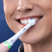 Zähne werden mit einer Oral-B iO Zahnbürste geputzt, um ein strahlendes und sauberes Lächeln zu erzielen.