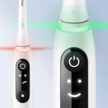 Oral-B Zahnbürste mit rotem und grünem Licht, die den Druck beim Zähneputzen und die Zufriedenheit mit dem Ergebnis anzeigt.
