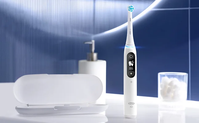 Oral-B iO Zahnbürste mit Ladestation und Reiseetui, auf dem Display ist der Modus