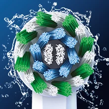 Oral-B Bürstenkopf umgeben von spritzendem Wasser, der die Reinigungsleistung hervorhebt.