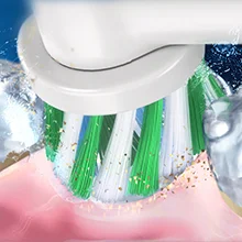 Oral-B Bürstenkopf in Aktion, der Zahnbelag entfernt und für saubere Zähne sorgt.