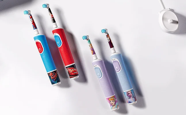 Oral-B Kids elektrische Zahnbürsten mit verschiedenen Motiven wie Spiderman, Cars, Cinderella und Eiskönigin, inklusive Ladestation.