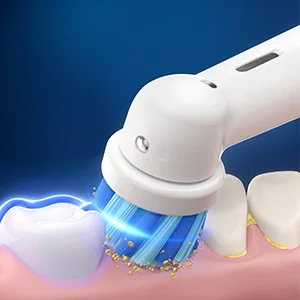 Oral-B Zahnbürste in Aktion, die Plaque von Zähnen entfernt und für eine gründliche Reinigung sorgt.