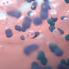 Oral-B: Nahaufnahme von Bakterien und Wassertropfen, die die Reinigungsleistung der Zahnbürste hervorheben.