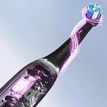 Oral-B iO Zahnbürste mit violetten Lichteffekten, die die innovative magnetische iO-Technologie hervorheben.