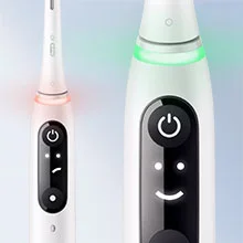 Oral-B iO Zahnbürste mit interaktivem Display, das ein trauriges oder lächelndes Gesicht zur Anzeige des Putzfortschritts anzeigt.
