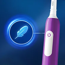 Oral-B elektrische Zahnbürste, lila, mit einer Feder-Grafik, die auf die sanfte Reinigung hinweist.