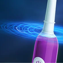 Oral-B iO elektrische Zahnbürste, lila Griff, mit blauen Lichtwellen, die die fortschrittliche Technologie hervorheben.