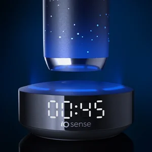Oral-B iO Sense Ladestation mit digitaler Zeitanzeige und blau leuchtender Zahnbürste darüber.
