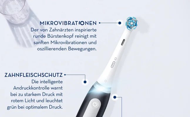 A close-up of a white Oral-B iO electric toothbrush is shown with feature descriptions in German text MIKROVIBRATIONEN Der von Zahnärzten inspirierte runde Bürstenkopf reinigt mit sanften Mikrovibrationen und oszillierenden Bewegungen ZAHNFLEISCHSCHUTZ Die intelligente Andruckkontrolle warnt bei zu starkem Druck mit rotem Licht und leuchtet grün bei optimalem Druck BUNTER LEUCHTRING Der 360-Ring blinkt in bunten Farben wenn die von Zahnärzten empfohlene Putzzeit von 2 Minuten erreicht wurde Oral-B iO.