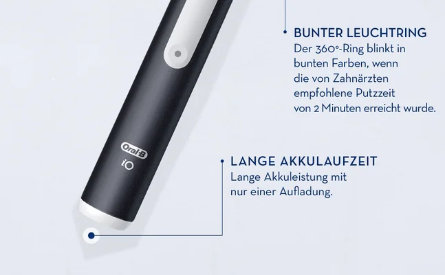 Close-up of a white Oral-B iO electric toothbrush and a smartphone screen with the Oral-B app, with text PERSONALISIERTES ERLEBNIS LED-Anzeige für: Putzprogramme Niedrigen Akkustand Erinnerung an den Bürstenkopfwechsel VERBINDUNG ZUR ORAL-B APP Die kostenlose Oral-B App zeigt nach dem Zähneputzen an, wie lange mit zu viel Druck geputzt wurde. LANGE AKKULAUFZEIT Lange Akkuleistung mit nur einer Aufladung.