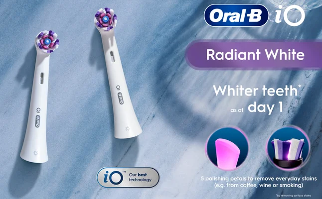 Two Oral-B iO toothbrush heads are shown on a blue background with text that says Oral-B iO Strahlendes Weiss Weißere Zähne ab dem 1. Tag* iO Unsere beste Technologie 5 Polier-Einsätze zur Entfernung alltäglicher Verfärbungen (z. B. durch Kaffee, Wein oder Rauchen)* *durch die Entfernung von Oberflächenverfärbungen.