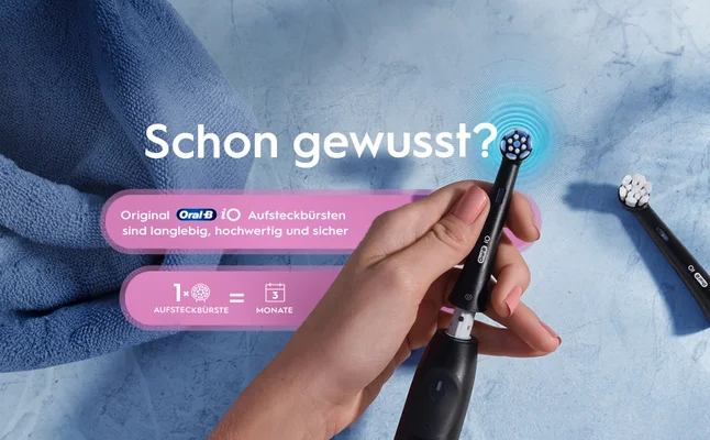 A person holds an electric toothbrush with a black handle and a brushing head, set against a textured blue background, with text that reads Schon gewusst?, Original Oral-B iO Aufsteckbürsten sind langlebig, hochwertig und sicher, 1 x AUFSTECKBÜRSTE = 3 MONATE = 4€ PRO MONAT.