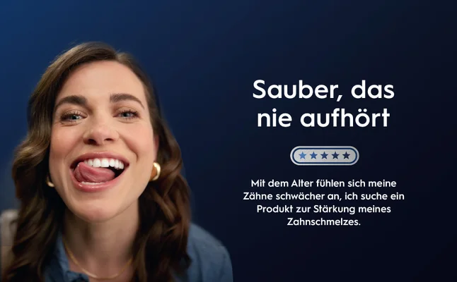 Image shows a woman smiling and sticking out her tongue next to the text Saubere, das nie aufhört, followed by five blue stars and the sentence Mit dem Alter fühlen sich meine Zähne schwächer an, ich suche ein Produkt zur Stärkung meines Zahnschmelzes.