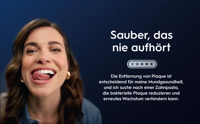 A smiling woman licks her lips next to German text on a dark blue background that reads Sauber, das nie aufhört Die Entfernung von Plaque ist entscheidend für meine Mundgesundheit, und ich suche nach einer Zahnpasta, die bakterielle Plaque reduzieren und erneutes Wachstum verhindern kann.