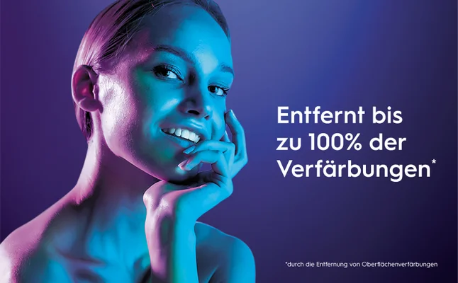 Lächelnde Frau, die Ihre Zähne zeigt mit dem Text "Entfernt bis zu 100% der Verfärbungen"