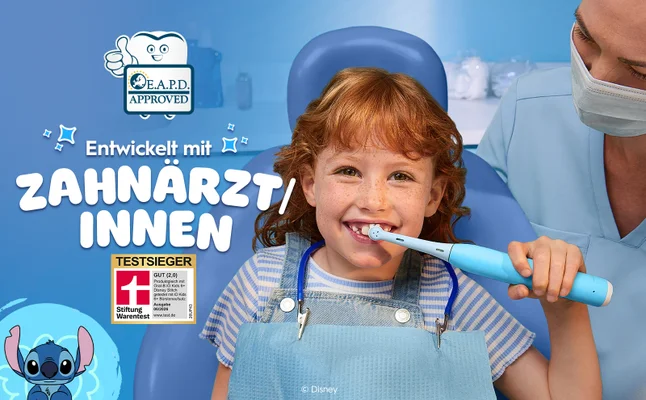 Das EAPD-Logo wird gezeit. Ein lächelndes Kind sitzt auf einem Zahnarztstuhl und verwendet die iO Kids 6+ elektrische Zahnbürste neben einer Zahnärztin. Dazu der Text: Entwickelt mit ZahnärztInnen.