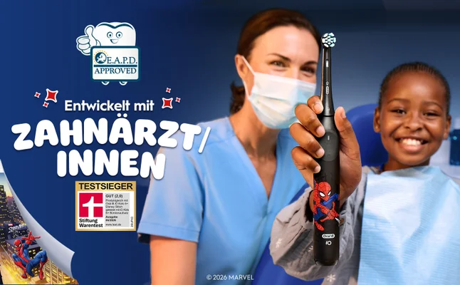 Das EAPD-Logo wird gezeit. Ein lächelndes Kind sitzt auf einem Zahnarztstuhl und verwendet die iO Kids 6+ elektrische Zahnbürste neben einer Zahnärztin. Dazu der Text: Entwickelt mit ZahnärztInnen.