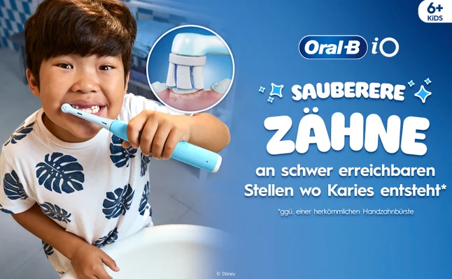 Ein lächelndes Kind, dass die Oral-B iO Kids Zahnbürste benutzt. Text