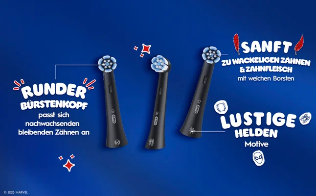 Ein Zahnarzt und ein Kind im Zahnarztstuhl putzen mit iO Kids 6+, entwickelt von Zahnärzten.