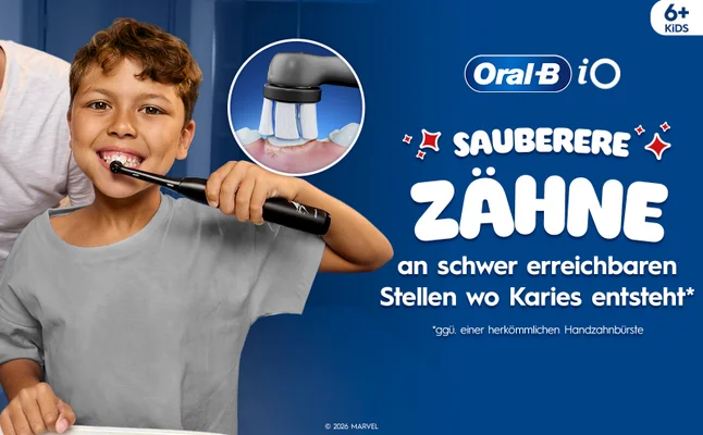 Ein lächelndes Kind, dass die Oral-B iO Kids Zahnbürste benutzt. Text