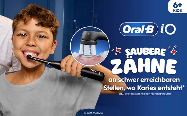 Ein lächelndes Kind putzt sich die Zähne mit der Oral-B iO Kids 6+, mit einer Nahaufnahme der Bewegung der elektrischen Zahnbürste auf seinen Zähnen.