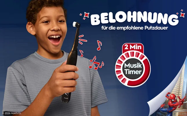 Ein lächelndes Kind hält die iO Kids 6+ in der Hand und zeigt sie uns, während Musiksymbole zu sehen sind. Spiderman ist in der Ecke des Bildes