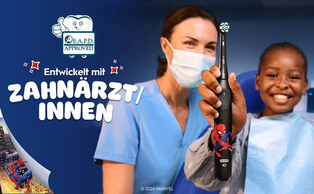 Das EAPD-Logo wird gezeit. Ein lächelndes Kind sitzt auf einem Zahnarztstuhl und verwendet die iO Kids 6+ elektrische Zahnbürste neben einer Zahnärztin. Dazu der Text: Entwickelt mit ZahnärztInnen.
