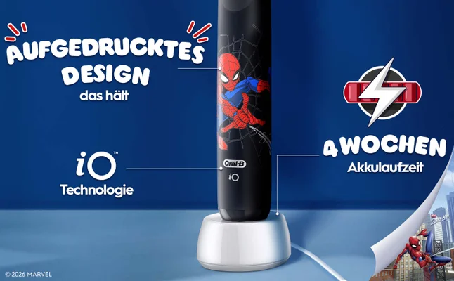 Abbildung des unteren Teils der elektrischen Zahnbürste, die den Griff mit Spiderman, die Ladestation und Spiderman in der Ecke des Bildes zeigt.