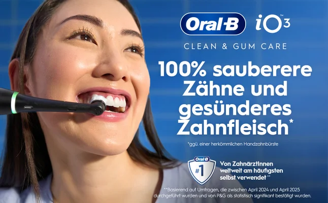 Frau benutzt Oral-B iO3 Zahnbürste für sauberere Zähne und gesünderes Zahnfleisch.