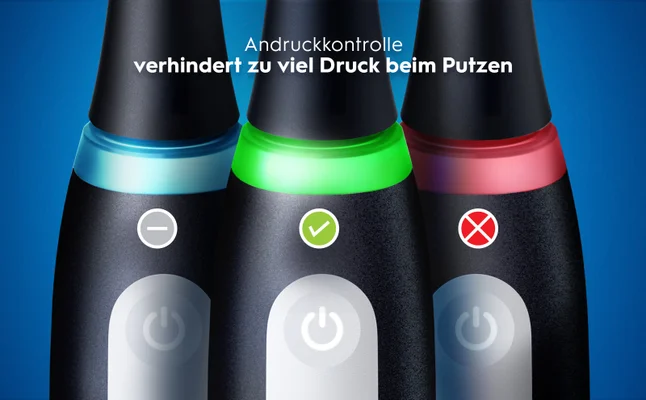 Drei E-Zahnbürsten mit Andruckkontrolle: blau (neutral), grün (richtig), rot (zu stark)