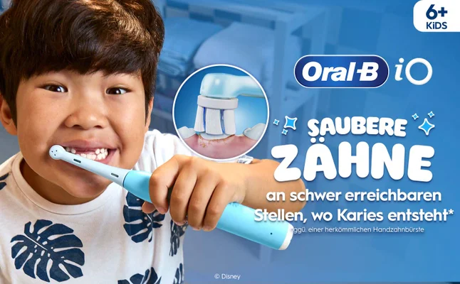 Ein lächelndes Kind putzt sich die Zähne mit der Oral-B iO Kids 6+, mit einer Nahaufnahme der Bewegung der elektrischen Zahnbürste auf seinen Zähnen.