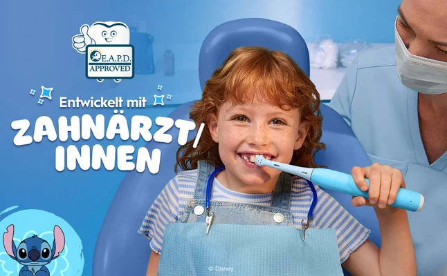 Das EAPD-Logo wird gezeit. Ein lächelndes Kind sitzt auf einem Zahnarztstuhl und verwendet die iO Kids 6+ elektrische Zahnbürste neben einer Zahnärztin. Dazu der Text: Entwickelt mit ZahnärztInnen.